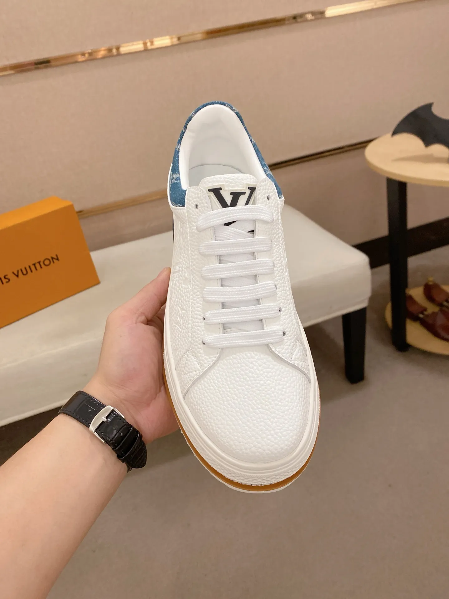 Men's shoes💰 420💰louis vuitton (Louis Vuitton/lv)🔍🔍The new counters are on sale at the same time. The uppers are imported from Italy. ⃣️Re-engraved🇮🇹💪💪, ⚠Sole: The original sole is specially provided by the original factory, the exclusive movable molded sole is super comfortable, ⚠Original and single goods 🔍high quality, you can enter and leave the counter at will, welcome to compare⚠. Code number: 38-44 (45/customized, non-refundable)